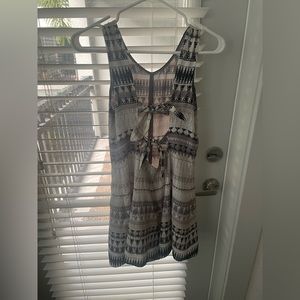 BCBGeneration Neutral Black White Taupe Geometric Size 6 Open Tie Back Romper